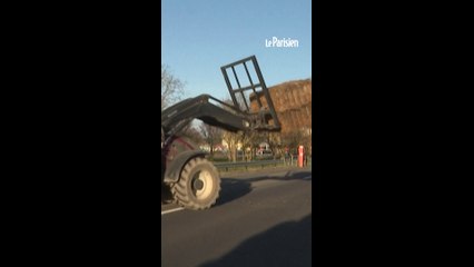 Des agriculteurs bloquent l'A64 au sud de Toulouse