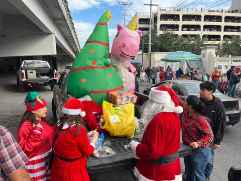Fiscalía de Nuevo León ilumina la Navidad: Lleva comida, juguetes y esperanza a familias en el Hospital Universitario
