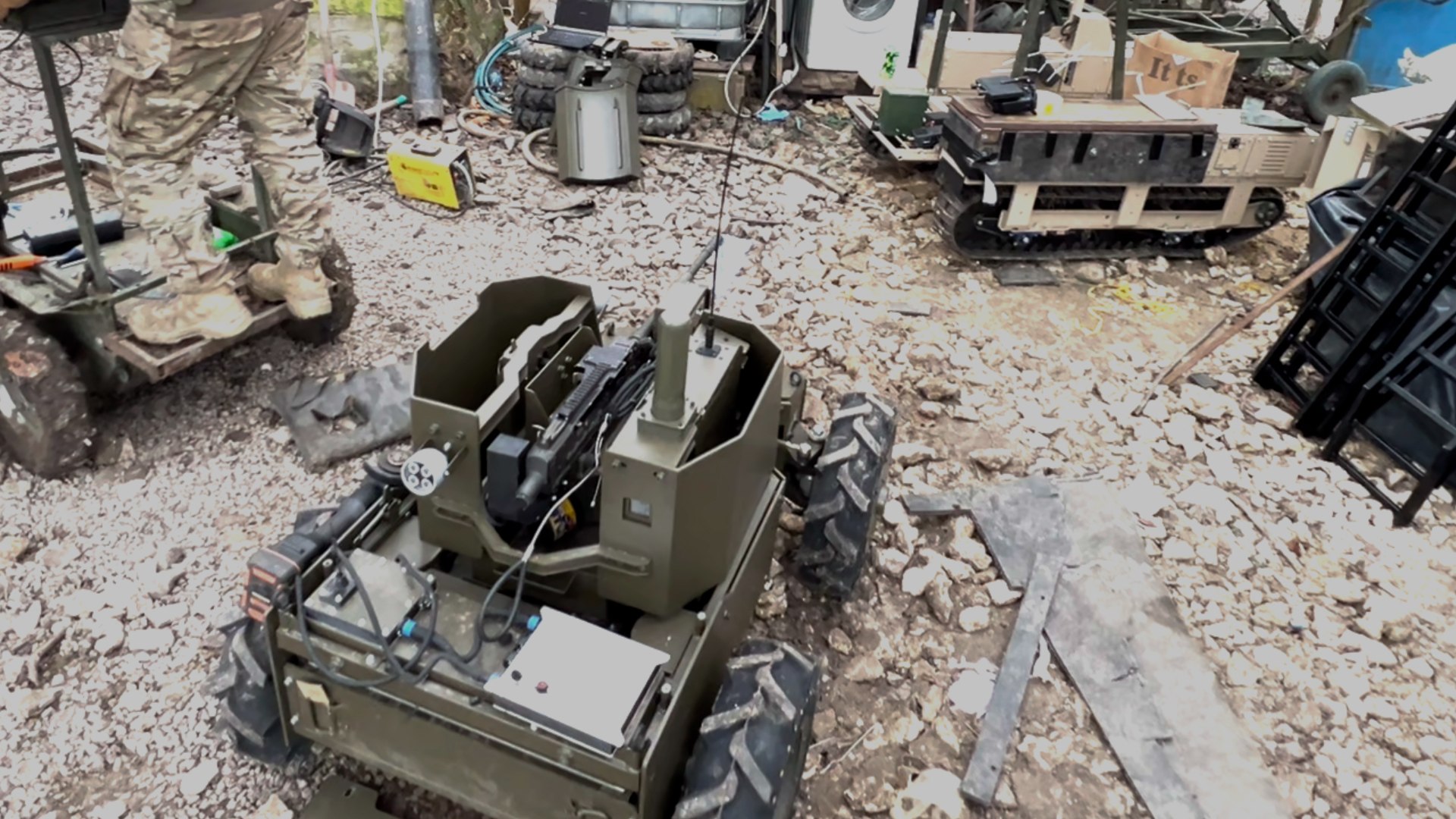 Ucrania ha inaugurado sus primeras escuelas especializadas en la formaci�n de miles de pilotos de plataformas terrestres no tripuladas, un paso que confirma la profunda transformaci�n tecnol�gica que vive la guerra y que acerca cada vez m�s el conflicto al modelo futurista imaginado por James Cameron. Estas instituciones buscan preparar a operadores capaces de manejar los UGV que el pa�s prev� construir en decenas de miles en los pr�ximos meses, convirtiendo la rob�tica en un elemento central de su estrategia militar.
El Ministerio de Defensa autoriz� hace apenas unas semanas el primero de los siete centros privados que se dedicar�n a esta nueva disciplina. Entre ellos destaca "La Casa de la Muerte", una instituci�n de car�cter militar enfocada exclusivamente en la formaci�n de conductores de UGV. Adem�s, en agosto, el Gobierno del presidente Volod�mir Zelenski anunci� un programa de financiaci�n destinado a impulsar este tipo de ense�anza, consciente de que los sistemas no tripulados se han convertido en un recurso esencial en un frente donde Ucrania intenta compensar su inferioridad num�rica mediante drones y robots.
En un escenario b�lico marcado por una revoluci�n tecnol�gica sin precedentes, tareas tradicionales como transportar munici�n en camiones, evacuar heridos en ambulancias cercanas al frente o realizar operaciones de minado manual han quedado relegadas. Los UGV han empezado a asumir estas funciones y tambi�n a participar directamente en los asaltos, gracias a nuevos modelos equipados con ametralladoras, lanzacohetes y distintos tipos de granadas.