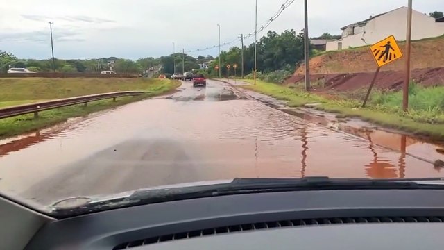 “Vira uma desgraça e a concessionária não toma providência”, reclama morador sobre ponto de alagamento no acesso ao Jardim Veneza em Cascavel