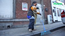 Tous les jours, Phetsamone nettoie la rue de Dison, à Verviers