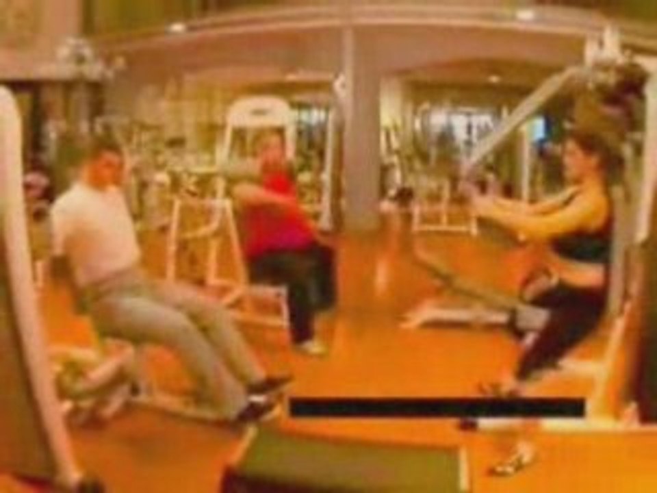 Sexy Babe training in Gym without top
