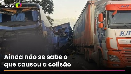 Engavetamento entre seis veículos deixa um morto e 43 feridos na Dutra, no interior de SP