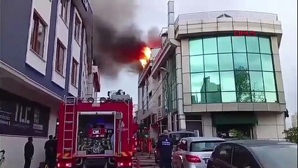 İstanbul'da otelde korkutan yangın: Çatı katı alevlere teslim oldu
