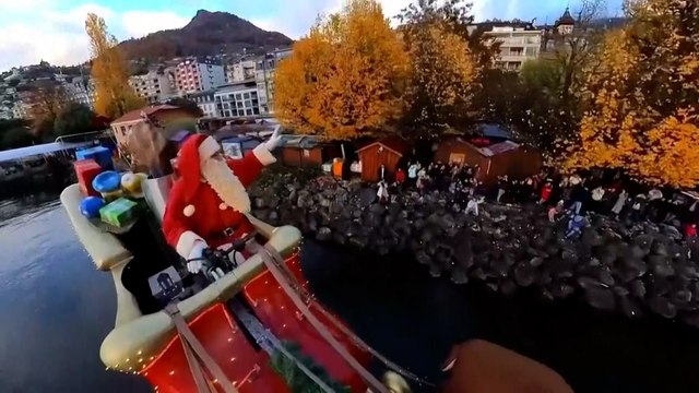 Babbo Natale con la sua slitta sorvola il Lago di Ginevra per il mercatino di Montreux, in Svizzera