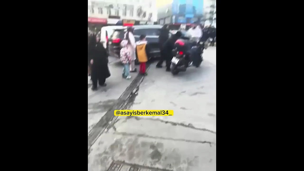Esenyurt’ta trafikte dehşet! Yaşlı adam motosikletli tarafından tekme tokat dövüldü