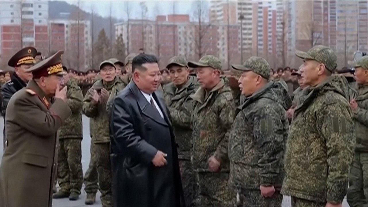 Kim Jong-Un abbraccia i soldati nordcoreani di ritorno dalla guerra russo-ucraina
