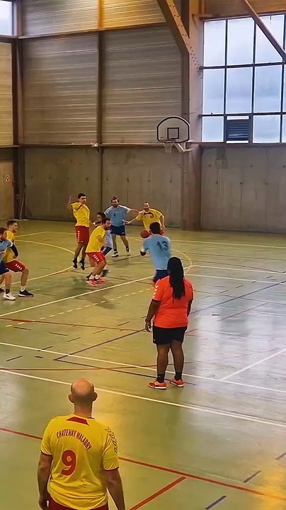 On a tous un pote qui joue moins de 3min par match...  #handball