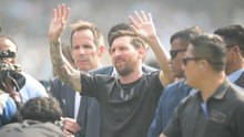 Chaos erupts during Lionel Messi’s India tour as angry fans chuck chairs on pitch
