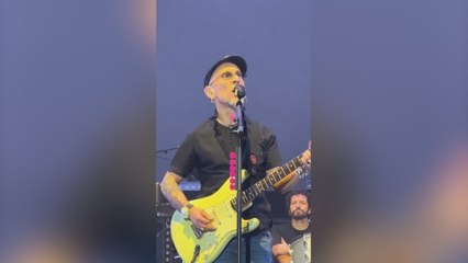 Fito se emociona tocando 'Las nubes de tu pelo', la canción que le escribió a Robe