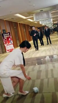 He let her run into her boyfriend come out with her own eyes, tearing her love dream to pieces, she collapsed in embarrassment, but he approached step by step in the dark, whispered to bewitch Song Qingnan compared to me, and he deserves to be #sweet pet