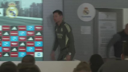 La reacción de Xabi Alonso entrenado a la sala de prensa: véanle la cara...