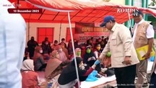 Saat Bobby Jadi Fotografer Dadakan Presiden Prabowo & Relawan Kala Sambangi Pengungsi Banjir Langkat