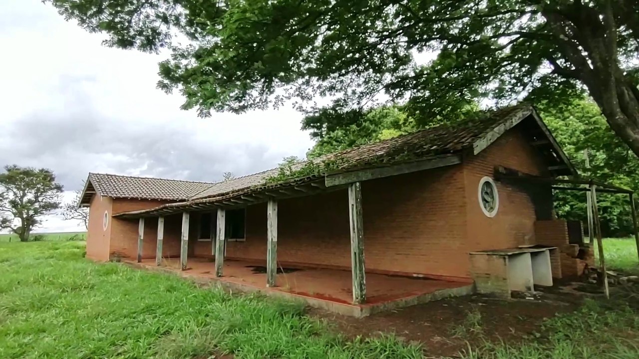 POR QUE ALGUÉM ABANDONARIA UMA LINDA CHÁCARA COMO ESSA???