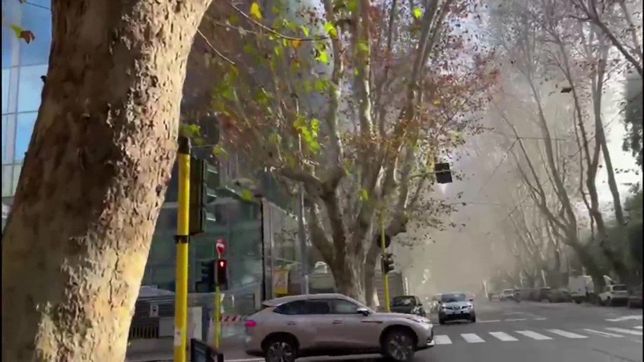Fiamme nel palazzo Enel in viale Regina Margherita: le immagini