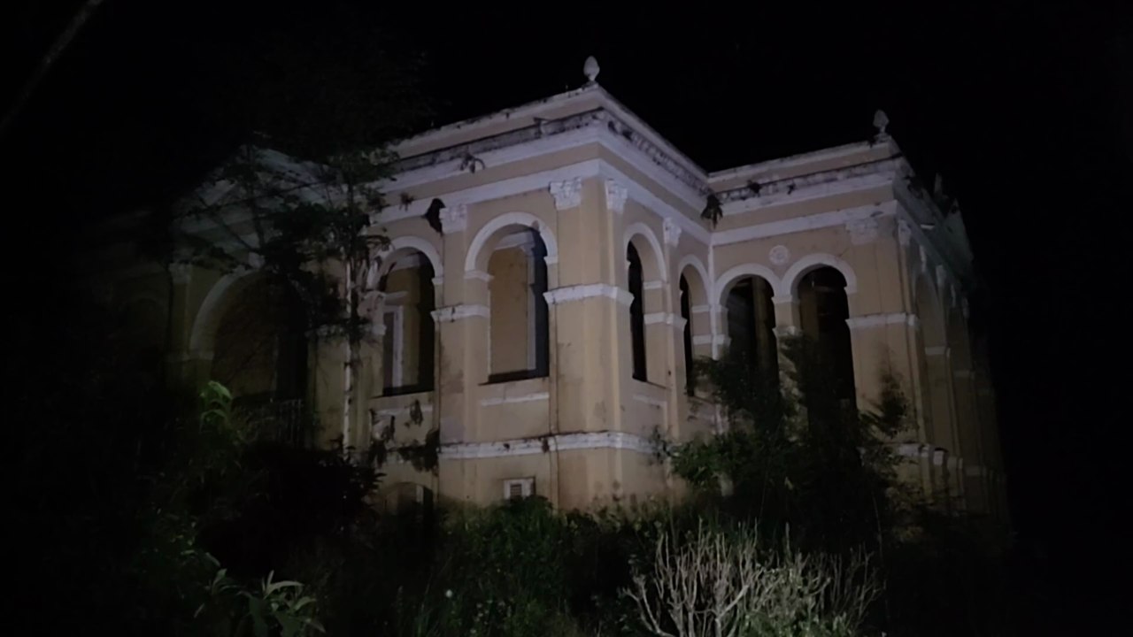 CASARÃO ABANDONADO, FOMOS EXPLORAR DE NOITE... TENSO E PERIGOSO!!!