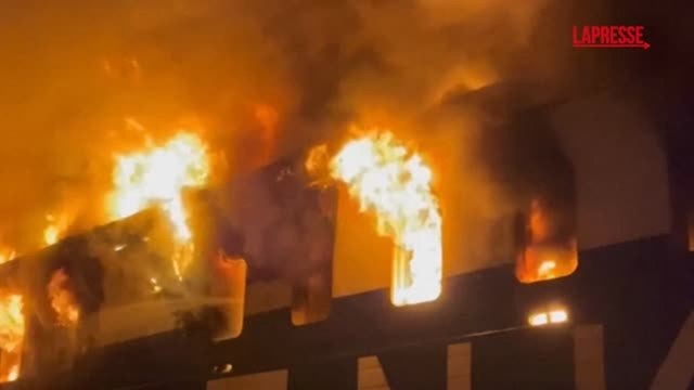 Attacco russo a Odessa, in Ucraina: nave turca in fiamme nel porto di Chornomorsk