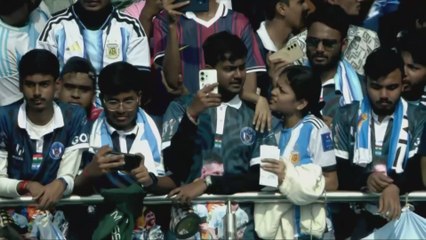 El cálido y brutal recibimiento a messi en el Estadio Salt Lake tras la inauguración de su estatua en la India