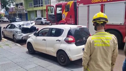 Após mal súbito, mulher bate em carro parado e sofre ferimentos no crânio no Centro de Cascavel