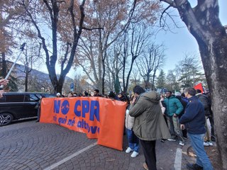 Trento in strada contro il Cpr: centinaia di persone alla manifestazione