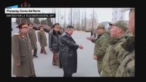 El líder norcoreano saluda a los soldados  que han regresado de Rusia