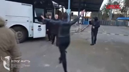 Bielorussia, l'abbraccio tra i prigionieri liberati a Minsk