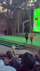 A bear, exhausted from abuse, attacks its trainer.  Hangzhou Safari Park, China 🇨🇳 🔥