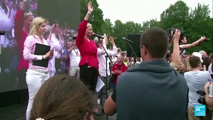 Belarús libera a 123 presos, incluido el ganador del Premio Nobel de Paz, Ales Bialiatski