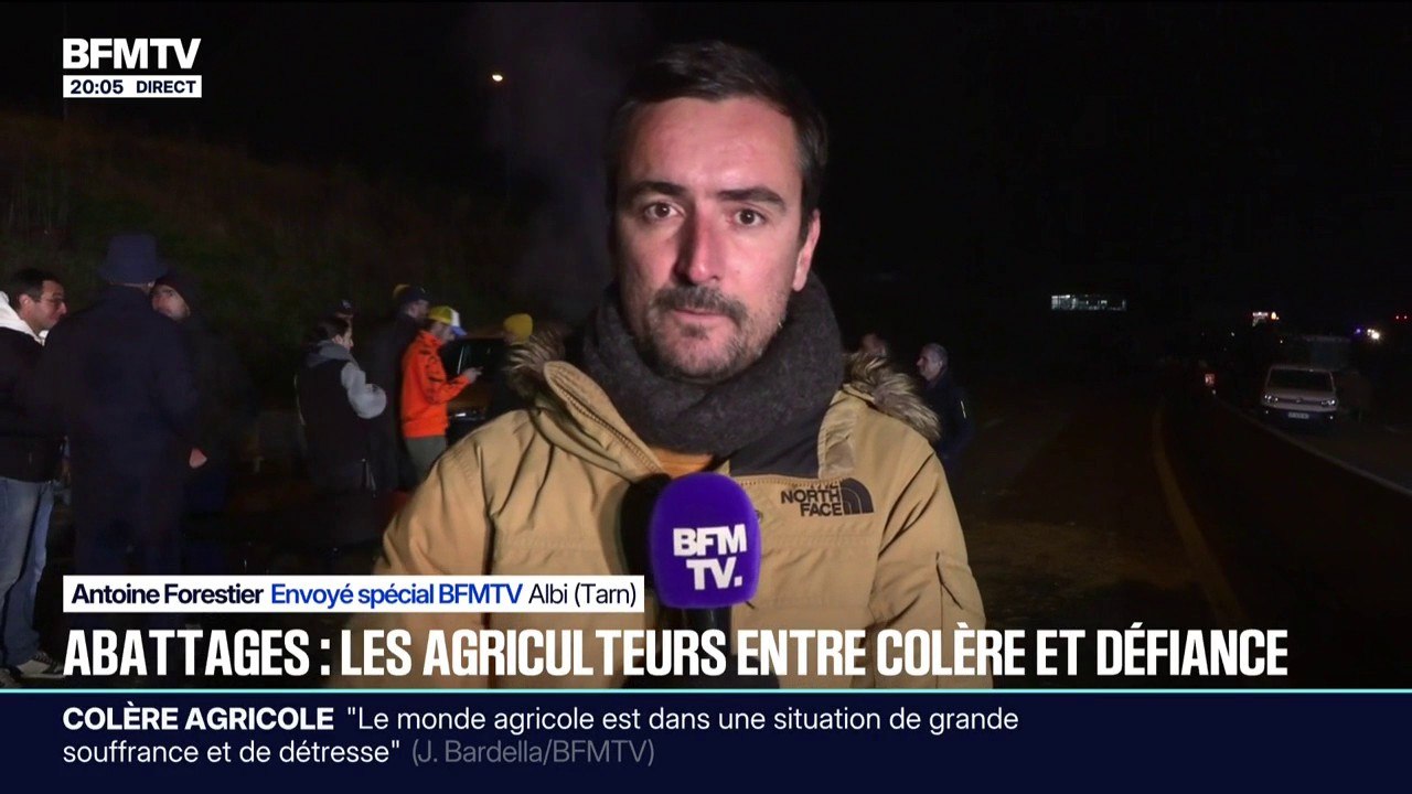 Crise agricole: des ballots de paille installés par les agriculteurs pour bloquer la rocade d'Albi dans le Tarn