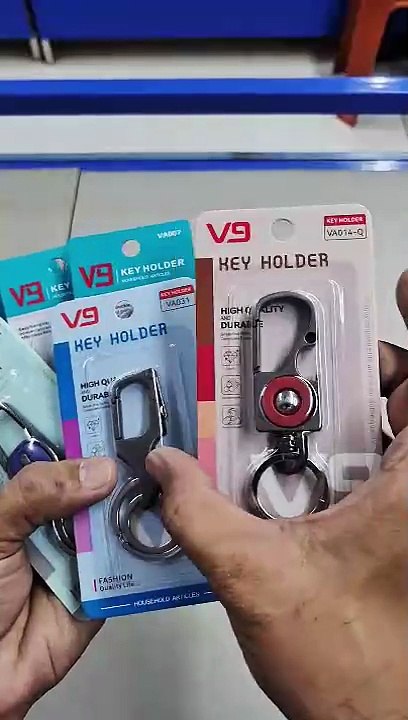 Premium and Stylish Hook Locking Metal Key Chain for Men  Women   for Gift