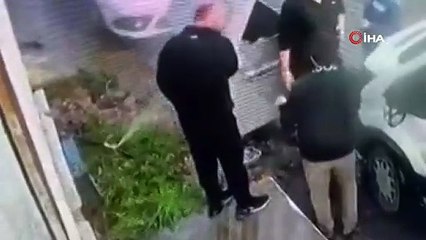 Görüntüler 'pes' dedirtti! İSKİ çalışanı önce boruyu kesti sonra tamire geldi