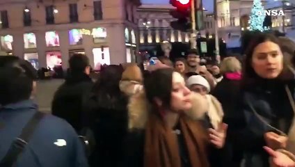 Milano, vie del centro affollate per lo shopping natalizio