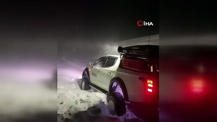 Kar ve tipi fırtınası bastırınca yolda mahsur kaldılar!