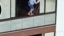 Mulher é flagrada se arriscando em parapeito de janela para limpar vidro; assista