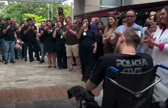 VÍDEO: Delegado que perdeu a perna após ser baleado em megaoperação recebe alta hospitalar e é homenageado