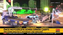 Önce motosiklete sonra direğe çarpıp ters döndü: 4 yaralı