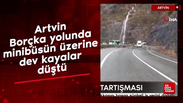 Artvin Borçka yolunda minibüsün üzerine dev kayalar düştü