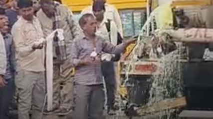 UP में डीजल लूटने की लोगों में मची होड़