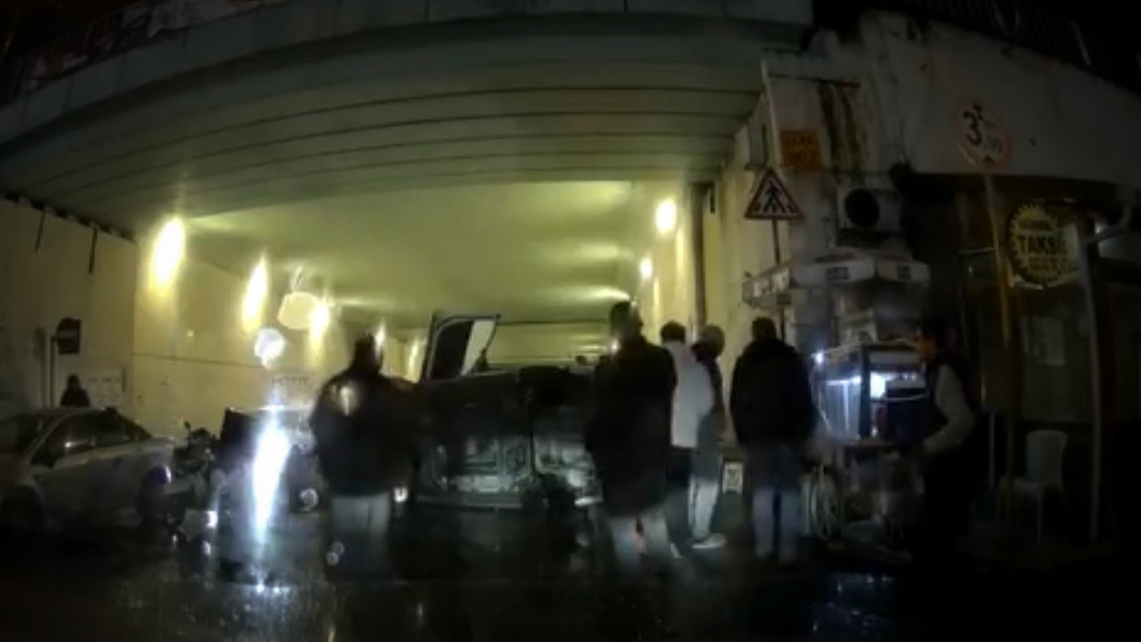 Otomobilin refüje çarparak devrildiği anlar kamerada