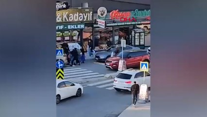 Beylikdüzü'nde 2 grup arasında tekmeli yumruklu kavga kamerada