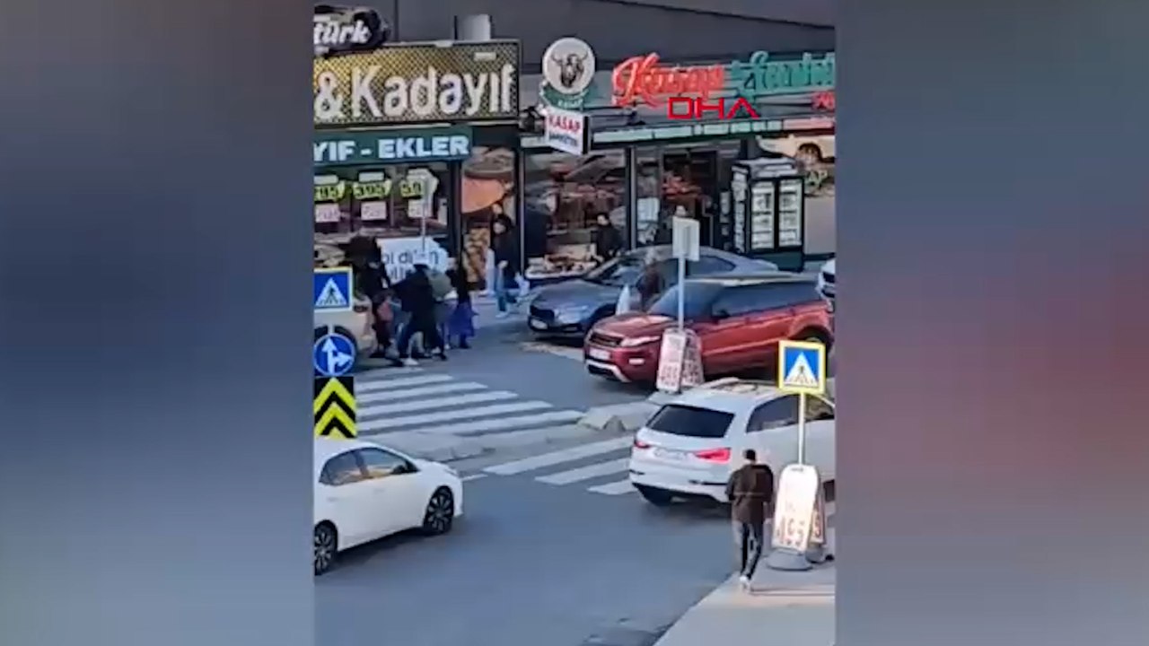 Beylikdüzü'nde 2 grup arasında tekmeli yumruklu kavga kamerada