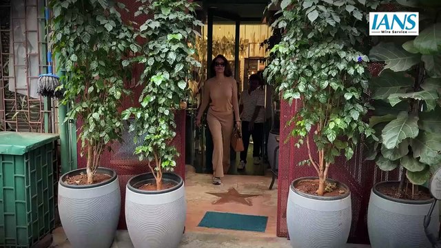 Esha Gupta ने फैंस के साथ शेयर की 'December things' और टिप्स, बोलीं problems in your life are your fault