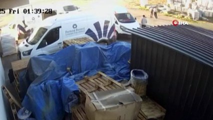 Adana’da 19 yaşındaki bir gencin sokak ortasında bıçaklanarak öldürüldüğü olaya ilişkin güvenlik kamerası görüntüleri ortaya çıktı.