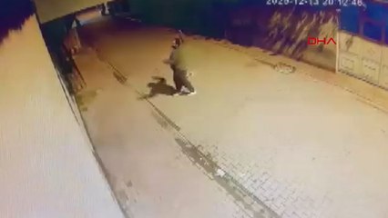 Evin pencerlerine taş atıp, camlarını kırdı