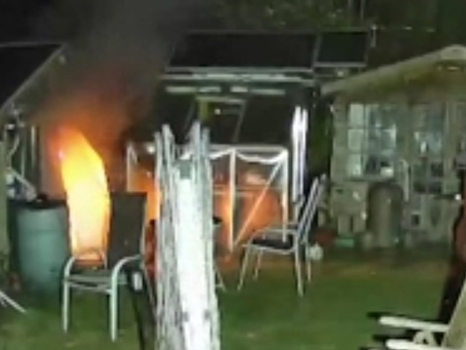 E-Bike explodiert und setzt Gartenschuppen in Brand