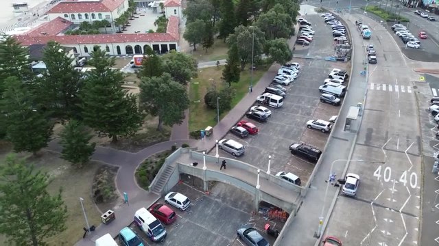 Il momento in cui i due attentatori di Bondi Beach, a Sydney, vengono colpiti dalla polizia: il video dal drone