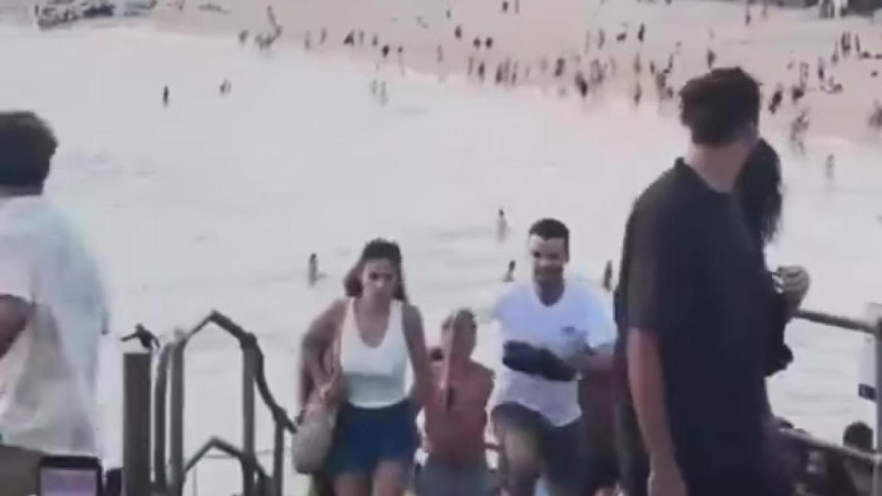 Gli spari e le persone in fuga da Bondi Beach, in Australia