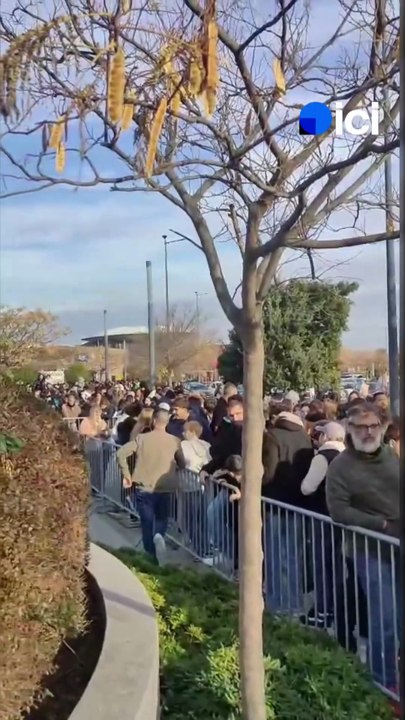 Des heures d'attente pour voir Michou près de Perpignan