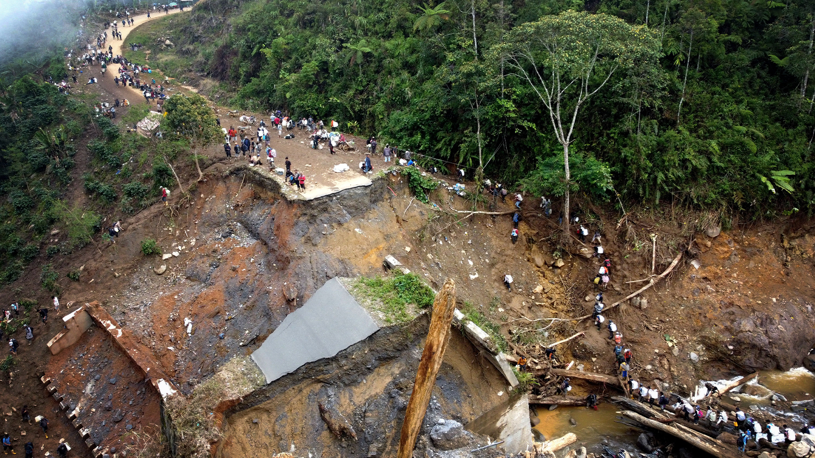 Endonezya'da şiddetli yağışların yol açtığı afetlerde hayatını kaybedenlerin sayısı 1000’i aştı