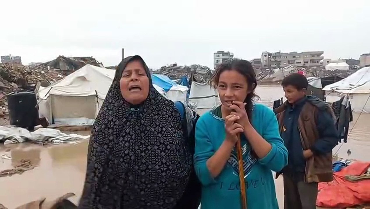 Suasana banjir di Kota Gaza pada Selasa )16/12/2023). (Muhammad Rabah/Dok Republika)